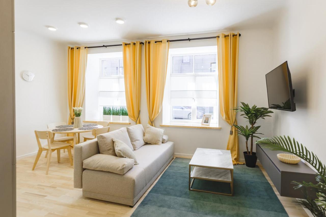 1212 With Free Parking Apartment